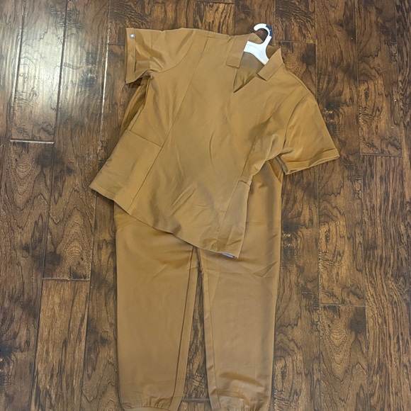 NWT! Figs Women's Top & Pants Set,
Color earth - Picture 4 of 12